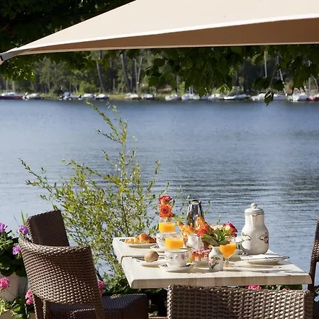 Blanches , Bâtiment Secondaire La Caravelle, Vue Jardin Couette-café Biscarrosse-Plage
